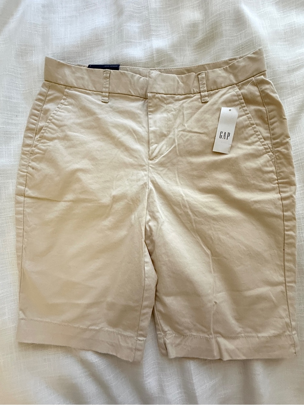 NWT GAP women mid rise 10” inseam Bermuda shorts, size 0, Beige